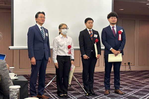 全国法面防災協会～第２回法面防災の未来を拓く発表会～で社員が会長特別賞を受賞しました。（写真右）