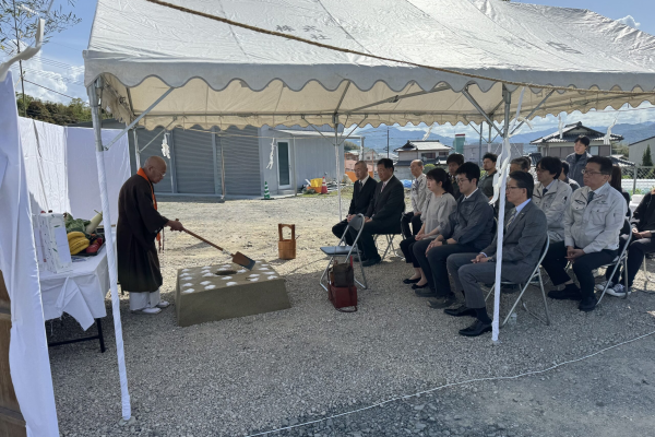 新社屋（紀の川営業所）建築工事の着工に先立ち、地鎮式を執り行いました。