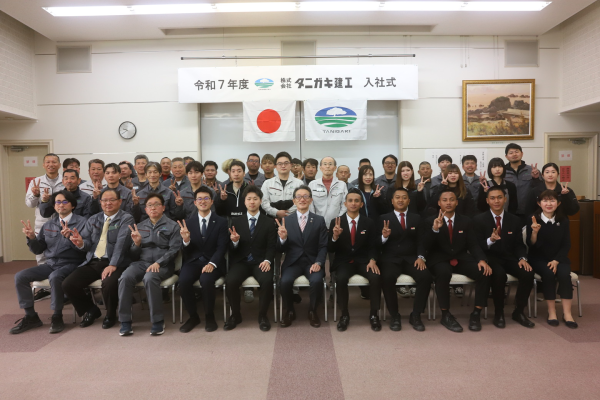 令和７年度 新入社員１名と外国人実習生（３期生）４名の入社式が行われました。