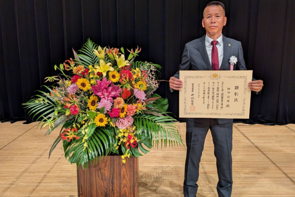 弊社社員が「建設マスター」を受賞しました。 このたび、弊社社員が令和8年度「優秀施工者国土交通大臣顕彰（建設マスター）」を受賞しました。 建設マスターは、建設現場で優れた技術・技能を発揮し、後進の指導・育成にも大きく貢献した建設技能者を称えるものです。 今回の受賞を励みに、今後も確かな施工と若手への技術・技能の継承に努めてまいります。 詳細は、和歌山県「県政ニュース」および国土交通省「報道発表資料」をご覧ください。