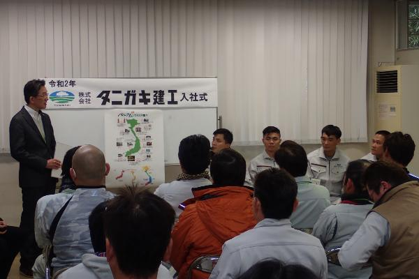 ベトナム人実習生４名（一期生）の入社式が行われました。