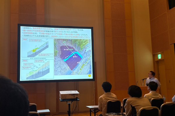 全地連「技術フォーラム2025 山形」で弊社社員が発表しました 2025年9月11日・12日に山形市で開催された、全地連「技術フォーラム2025」において、弊社社員が技術発表を行いました。 今後も、日々の業務で得た経験や技術を積極的に発信し、地質調査技術の向上と人材育成に取り組んでまいります。 開催概要や発表論文は、全地連の公式ホームページをご覧ください。