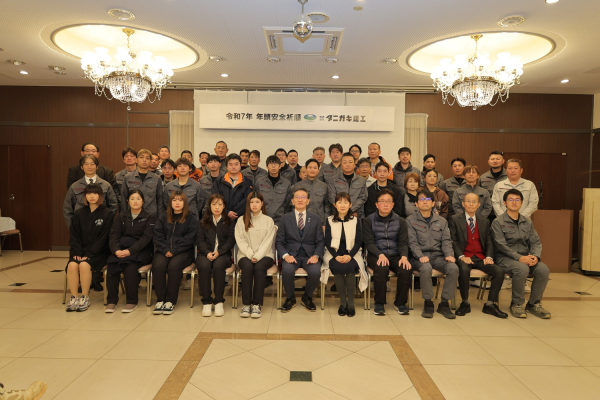 新年祈願祭を行い、社員一同で本年の無事故・無災害と社業の発展を祈願しました。