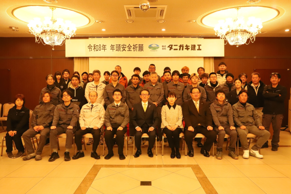 新年祈願祭を行い、社員一同で本年の無事故・無災害と社業の発展を祈願しました。